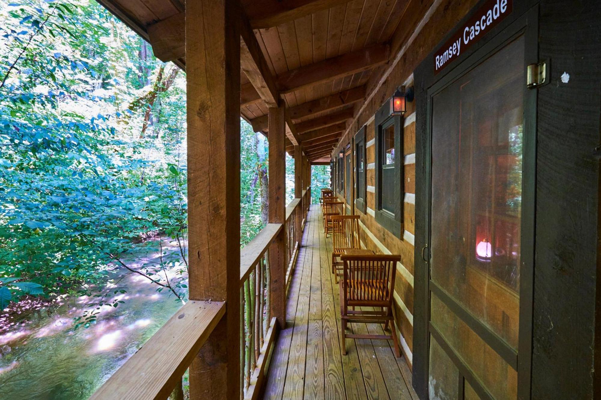 Creekwalk Inn Bed And Breakfast With Cabins Cosby Esterno foto