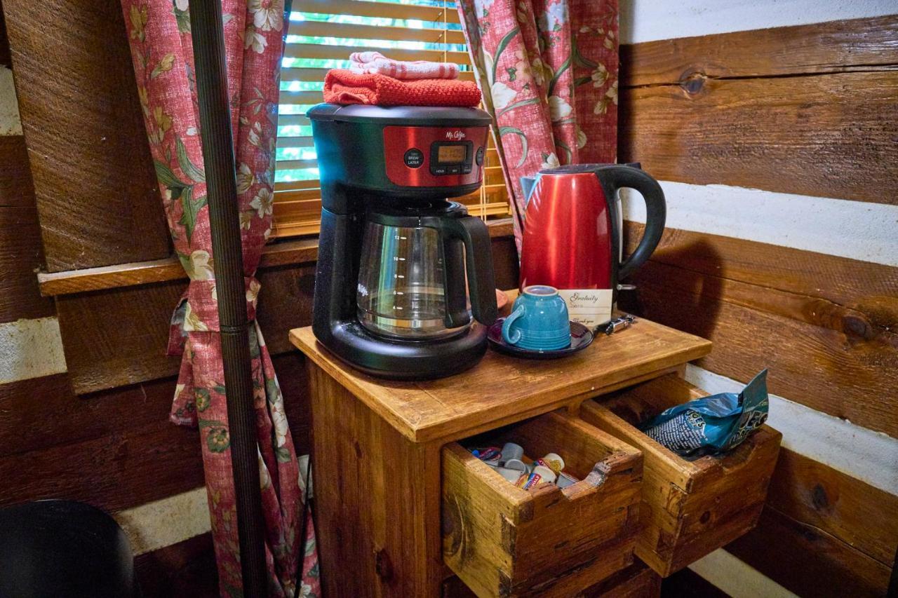 Creekwalk Inn Bed And Breakfast With Cabins Cosby Esterno foto