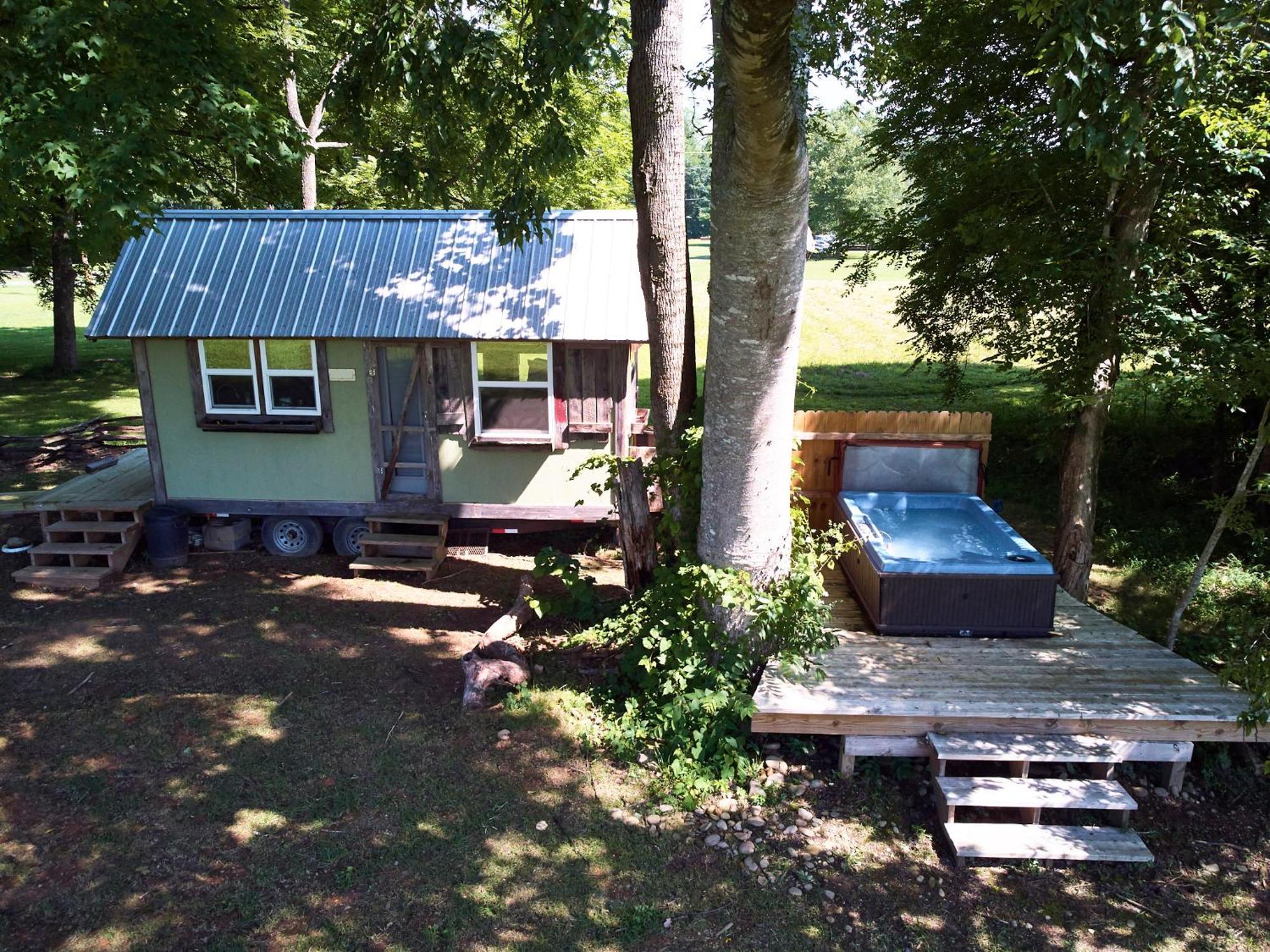 Creekwalk Inn Bed And Breakfast With Cabins Cosby Esterno foto