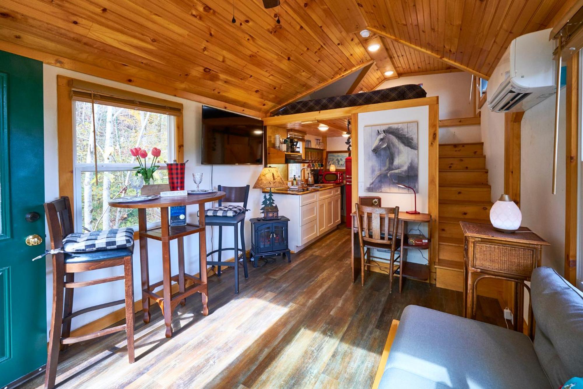 Creekwalk Inn Bed And Breakfast With Cabins Cosby Esterno foto